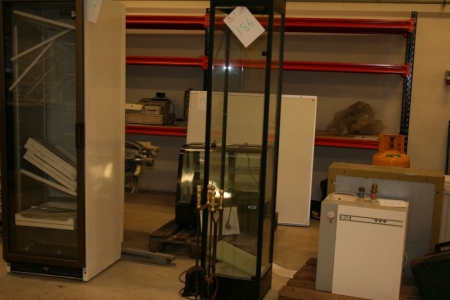 Glasmontre med lys og 4 glashylder, ca. mål: 191 cm høj, 37 cm bred, 37 cm dyb + 1 stk pejsesæt