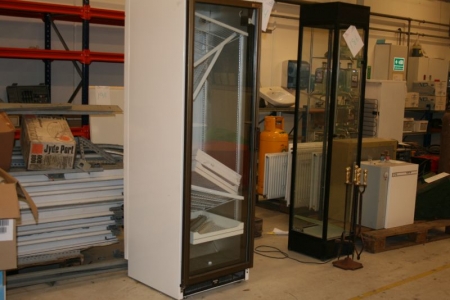 Butikskøleskab, mrk. Caravell, model 372. ca. mål: 183,5 cm høj, 58,5 cm bred, 65 cm. Dyb