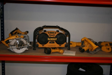 1 lot Dewa lt tool. Circular saw, Reciprocating Saw and Saw works. The booth is unknown at rest
