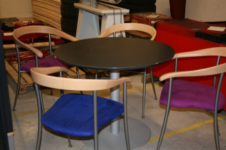 Bord med 4 stole. Bordet har en Ø på 90 cm og har en lille skade på ca. 1 x 2 cm