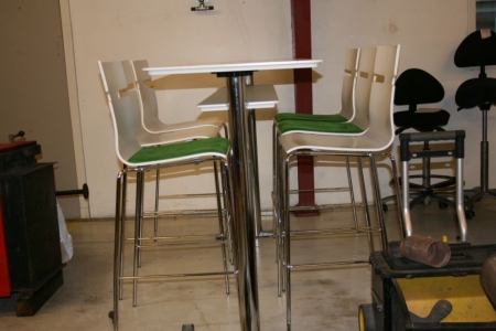 Højt bord med 6 stole. Bordet måler 200 cm langt, 60 cm bredt og 107 cm højt