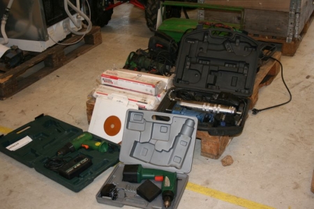 Pallet with tools, including drills, jig saw, grease gun, electrodes, angle grinder and toolbox. Pallet not included