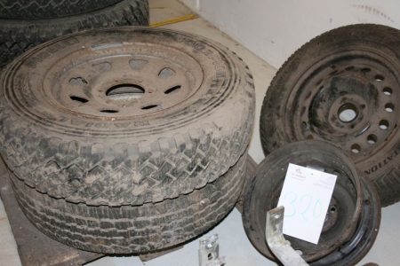 3 stk assorterede dæk med fælg + 1 fælg uden dæk