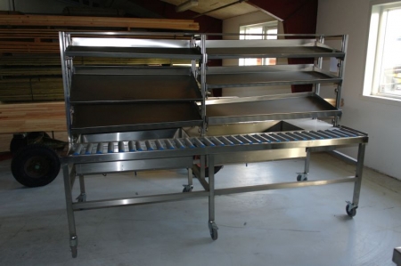 Stainless steel packaging table with roller conveyor, 2 varmekar and 6 adjustable trays goal 260x97xh82 / 92 cm, height electro-hydraulic adjustable. At 6 swivel lockable wheels. Roller conveyor with end stop, width 30 cm. 2 varmekar with adjustable heat 