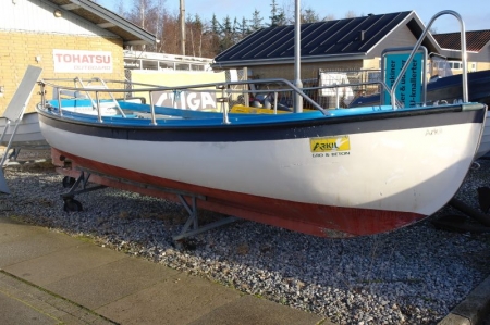 Dinghy / work boat with inboard. Length approximately 5.5 meters, width approximately 1.7 meters, engine Marstal gasoline engine with electric start.