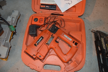 Akudykkerpistol, Paslode Impulse 250, med batteri, lader og kuffert