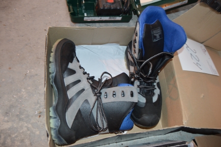 1 pair of safety boots, str. 44, unused in original packaging
