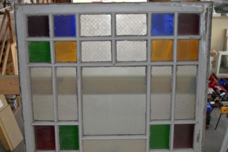 Sprossevindue med farvet glas. En rude mangler. 95 x 138 cm