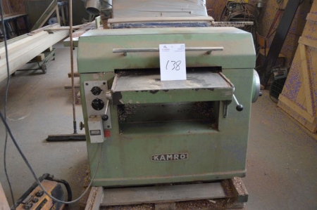 Planer. Capacity: 63 cm. Height approximately 20 cm, with feeder. Extract the damper supplied