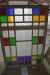 Sprossevindue med farvet glas. En rude mangler. 95 x 138 cm