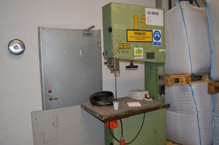 Bandsaw (15-4670). Agazzani, type 600. Year 1988. Attached emergency stop. Extra blades included. Attached extra land