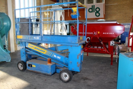 Self-propelled lift, UP-Right type SL20 max platform load 2995 kg or 2 people + 125 kg. The sleeves are worn