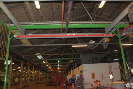 Overhead travelling gantry crane with 2. GIS electric hoists, 500/1000 kg. beam about 4.80 m, length approximately 18 meters