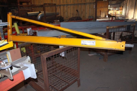 Jib crane, max 125 kg, approximately 1.8 meters reach