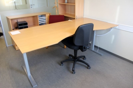 El hæve/sænke skrivebord + kontorstol + stol + høj og lav reol + stumtjener