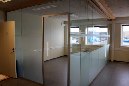 Glassektioner til rumadskillelse med alu skinne i top og bund, ca. 4,5 meter + ca. 3,2 meter med dør. Passer til lofthøjde på 2,5 meter
