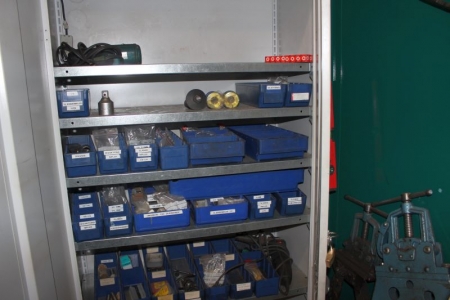 Steel cabinet containing various hand tools + electric tool + 2 canisters with unknown contents + cable drum etc.