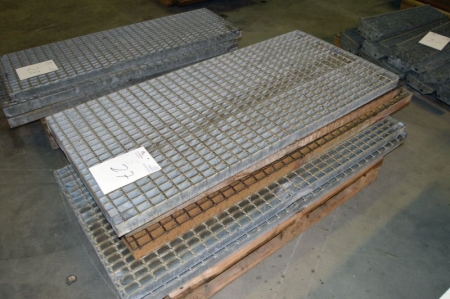 6 x steel grating, galvanized. LxWxH: 150 x 70 x 6 cm. Pallet not included
