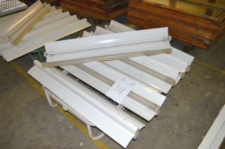 7 x ceiling light fittings, length approximately 118 cm. Pallet not included