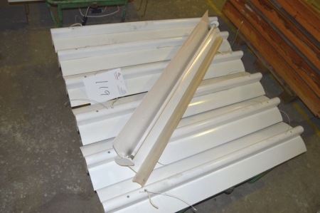 7 x ceiling light fittings, length approximately 118 cm. Pallet not included