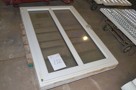 Kunststoff-Fenster, links til. Rahmenabmessungen, B x H, ca. 103 x 150 Paletten nicht im Lieferumfang enthalten