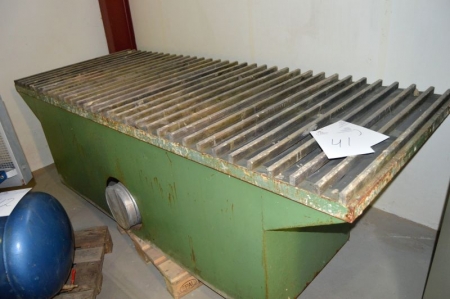 Extraction table, WxD 260 x 102 cm