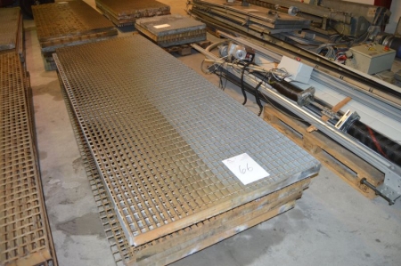 5 x steel grating, LxWxH: 300 x 99 x 6 cm. Pallet not included