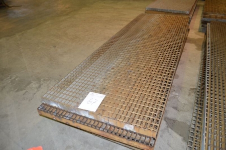 5 x steel grating, LxWxH: 299 x 99 x 6 cm. Pallet not included