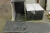 Badmöbel. Anthrazit mit weißen Türen. Waschbecken in Tischplatten aus Anthrazit Terrasso gemacht
