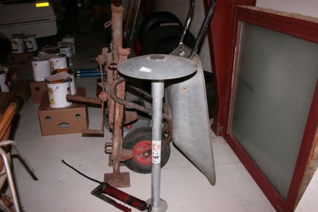 wheel barrow, 2 pcs coffeemills + fat syringe.