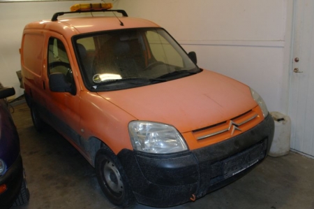Citroen Berlingo van 1,9 diesel. First registered in february 2006. km counter shows 174.138 km. Specific weight 1300 kg. No visible rust. Deregistered d. 17.12.2015