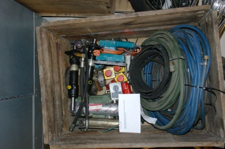 Pallet with oxygen and gas hoses, toothed belt + wheel, air cylinder, hydraulic cylinder and electricity items.