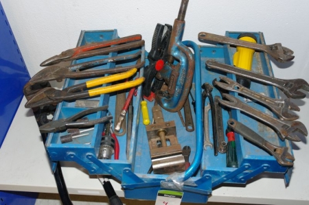 Værktøjskasse med forskelligt værktøj, bl.a. Skruenøgler, Tænger og Boltsaks 