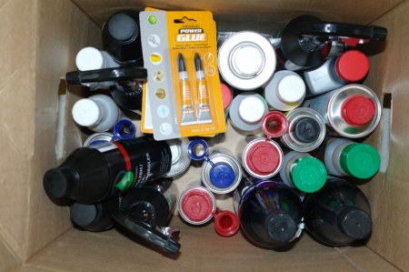 Box with diffferent carwax product, vinylcleaner, polish sealer, cooler thickener, diesel solver etc.