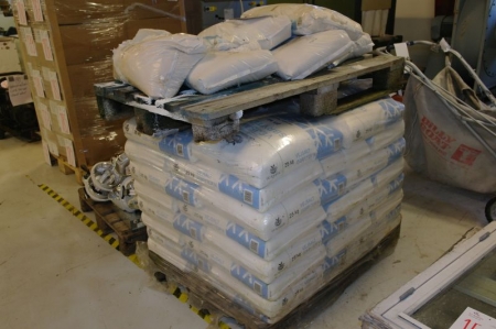 Pallet with road salt in bags of 25 kg. approx 40 pcs + 6 loose, whereoff some has a hole in them.