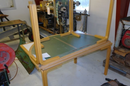 Konferencebord, 270 cm L x 138 cm B. Benene kan flyttes