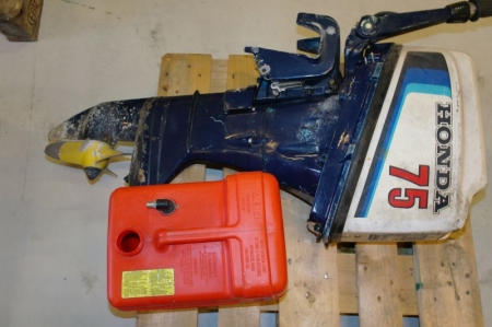 Outboard engine, mrk honda 75, 4-tact with short legs. incl. fueltank, missing lid. unknown condition.
