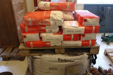 Cement in a big bag + 1 pallet with structure putz in bags.