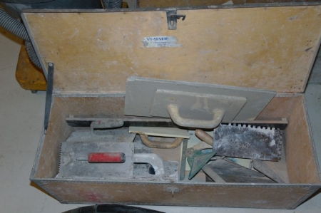 Værktøjskasse i krydsfiner, med diverse murerværktøj