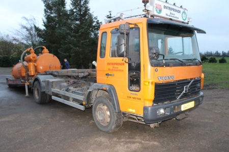 Volvo F614 with hoist. Starts and runs great. Approximately 6 months to vision. Lundergaardsvej 8, 9490 Pandrup