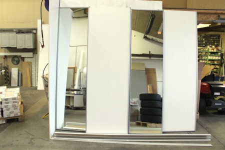 Schiebetüren. 2 x Spiegel. 1 Stück. weiß. Höhe ca. 230 x Breite ca. 267 cm, mit Bahn und einem Giebel
