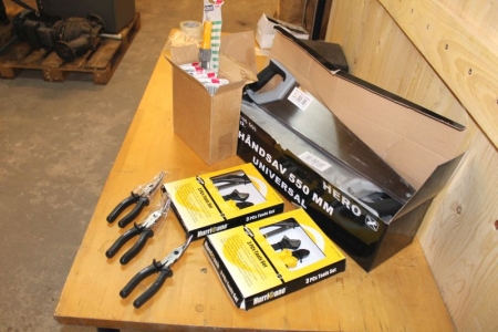 10 x hand saws + 10 x spray gun + 2 x 3 packages Tools + 3 x pliers. Archive picture