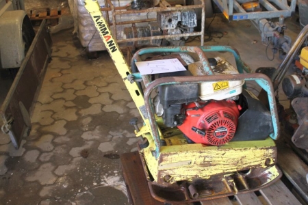 Plate compactor, Ammann 180 kg. Year 2001. Labeled defective. Unknown condition. Engine: Honda 9.0