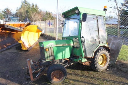 Tractor, John Deere 855 (3010). Year 1998. Hours: 2987. Front linkage. A-frame. Very rusty in the rear. Condition unknown