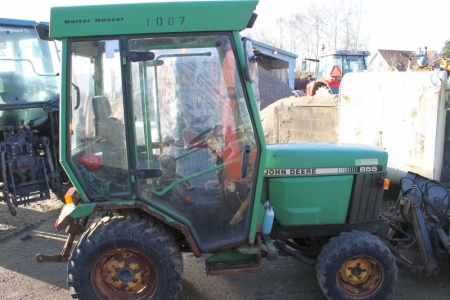 Tractor, John Deere 855 (1007). Year 1995. Hours: 2064th Gearbox separated. Front linkage. A-frame. Condition unknown