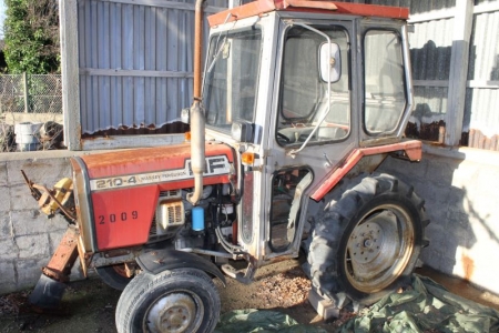 Tractor, Massey Ferguson 210 (2264). Year 1982. Hours: 3529. Seller informs that four-wheel drive is faulty