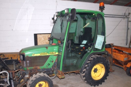 Traktor, John Deere 4100 (2010). Årgang 2001. Timer: 1655. Frontlift. Rotorblink. Sælges uden tilbehør