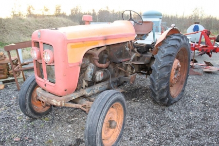 Tractor Fiat. Missing air and battery. Unknown condition. Collection: ordered on Blæshøjvej 3, 9700 Brønderslev
