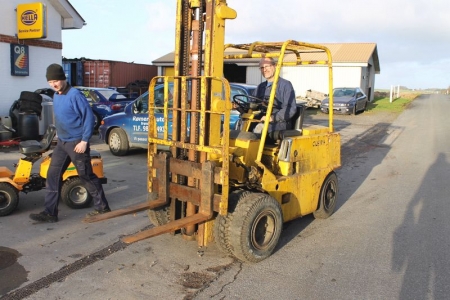 Forklift Clark. Petrol-powered. Starts and runs great. Hand brake defect. Lifting height 3800 mm. Promises about 3 ton. The product is at Svalevej 1, 9700 Brønderslev. Contact Jan, tel .: 98887493