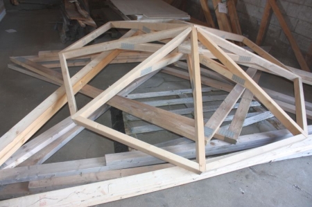 Circular roof truss, and other truss types